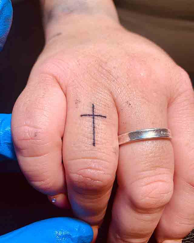 40 Coolest Finger Tattoos Ideas For Men 20