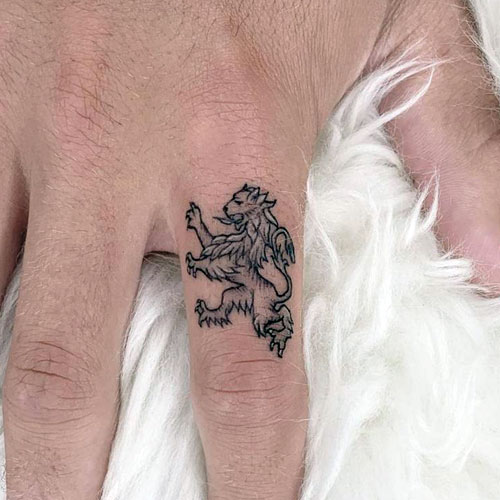 40 Coolest Finger Tattoos Ideas For Men 33